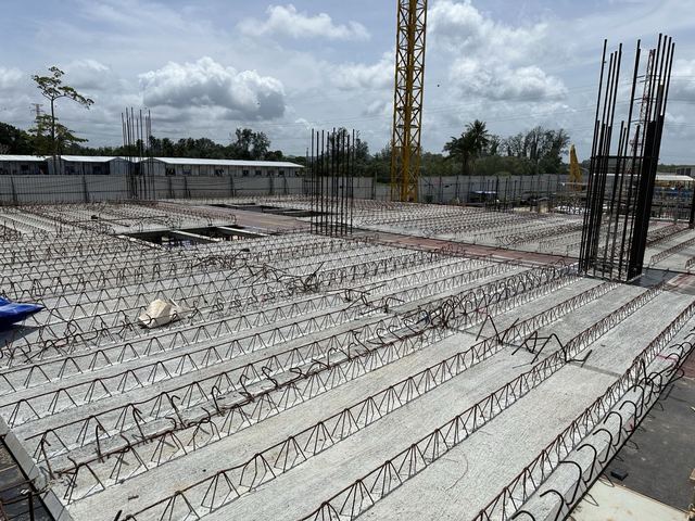 Wide view of reinforcement mesh across a floor slab deck