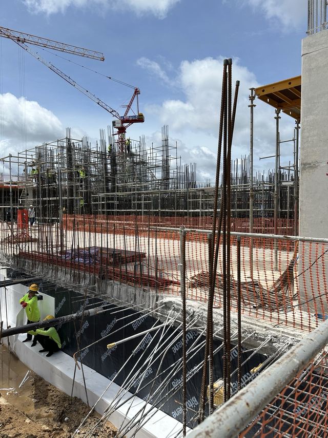 Waterproofing membrane and reinforcement dowels on a below-grade retaining wall